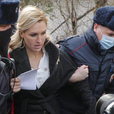Poliisit ottivat kiinni mielenosoituksessa olleen Navalnyin henkilökohtaisen lääkärin Anastasia Vasiljevan.
