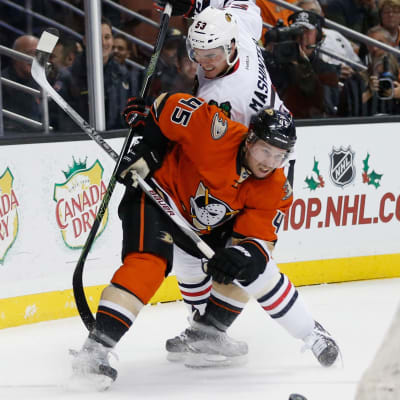 Sami Vatanen och Anaheim Ducks orange tredjeuniform, november 2015.