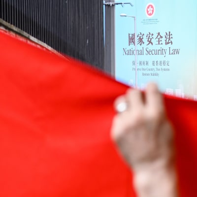Den nya säkerhetslagen betecknas som den största juridiska förändringen i Hongkong sen den forna brittiska kolonin överlämnades till Kina för 23 år sen. 