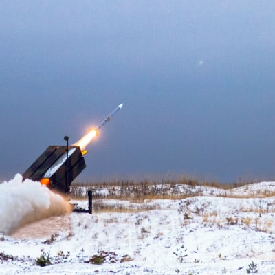 Nasams järjestelmän ohjuslaukaisu lumisella avoimella harjoitusalueella.