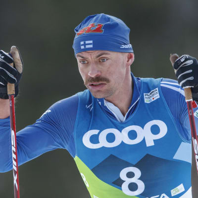 Perttu Hyvärinen åker skidor.