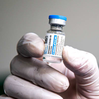 Janssen vaccinet i en hand.