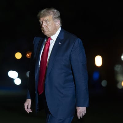 Donald Trump återvänder till Vita huset efter ett kampanjmöte i Fayetteville, North Carolina. Det är mörkt och några lampor lyser i bakgrunden.