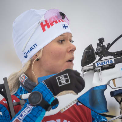 Mari Eder ampuu.