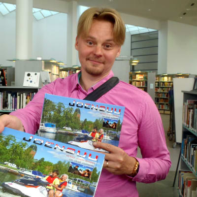 Valokuvaaja Jarno Artika esittelee tekemäänsä Joensuun kaupunkikirjaa.