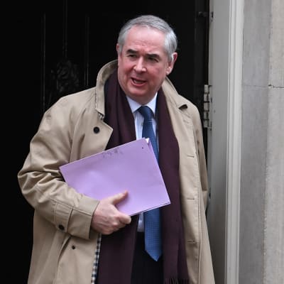 Justitiekansler Geoffrey Cox lämnade 10 Downing Street vid lunchtid på tisdagen efter ett möte med premiärminister May. 
