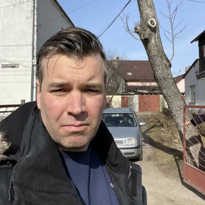 Daniel Olin står utanför det hus Svenska Yles team hyr i Lviv i västra Ukraina. 
