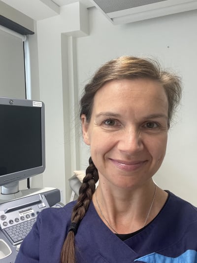 en mörkhårig kvinnlig läkare med håret flätat