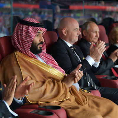 Mohammed bin Salman, Gianni Infantino och Vladimir Putin under VM 2018.