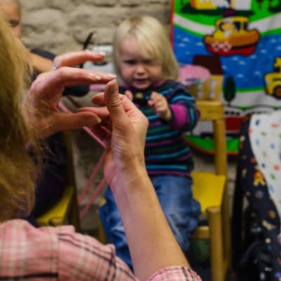 Några gånger i veckan ordnar rikssvenska Yvonne Leipsalu frivilligt en öppen förskola i svenska församlingens lokaler. Här samlas föräldrar och barn för att snacka svenska och fika tillsammans. En sångstund med svenska barnvisor finns alltid med i program
