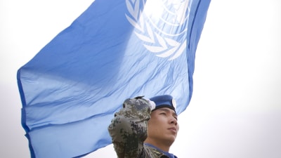Soldat hälsar FN:s flagga under en ceremoni i Mali.