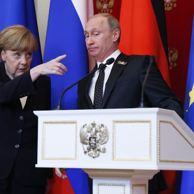 Merkel och Putin håller presskonferens i Moskva i anknytning till segerdagen.