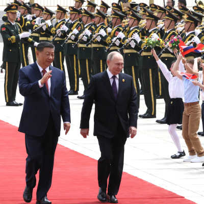 Rysslands president Vladimir Putin välkomnas på röda mattan i Peking, Kina den 16 maj 2024.