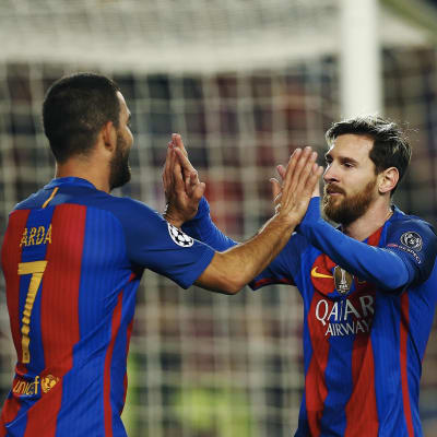Arda Turan gjorde tre mål och Lionel Messi ett när Barcelona slog Borussia Mönchengladbach med 4-0.
