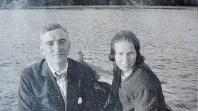 Olof Enckell och hans första fru Monica Ehrström, blivande dockkonstnären Mona Leo, här i Cid Tallqvists snipa 1924.