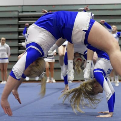 Finlands damlandslag i cheerleading tränar