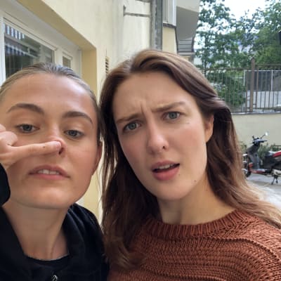 Ellen (Vivi Lindberg) och Linnéa (Siri Fagerudd) tar en selfie.