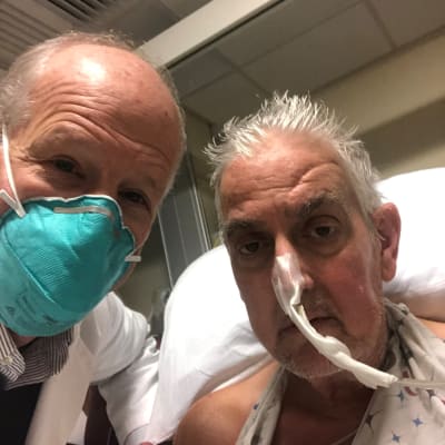 Kirurgen Bartley Griffith och David Bennett inför hjärttransplantationen i januari 2022.