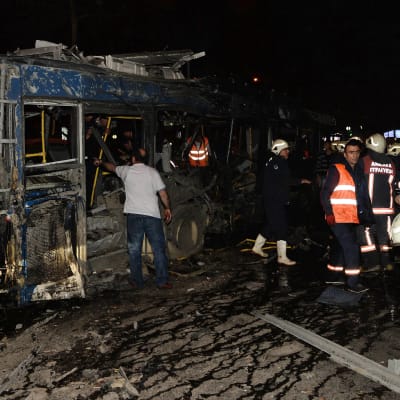 Brandmän försöker hjälpa de skadade efter explosionen i Ankara.