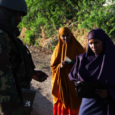 Kenyansk militär kontrollerar invånares identiteshandlingar nära universitetet i Garissa.