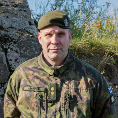 Timo Hänninen i militärklädsel.
