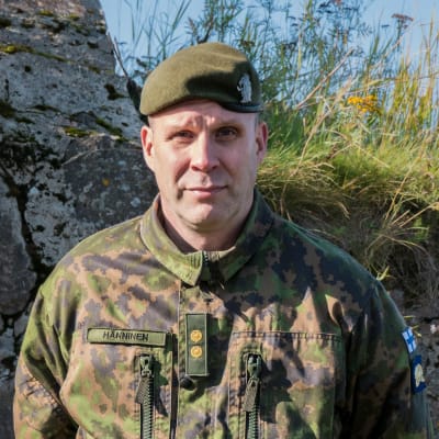 Timo Hänninen i militärklädsel.