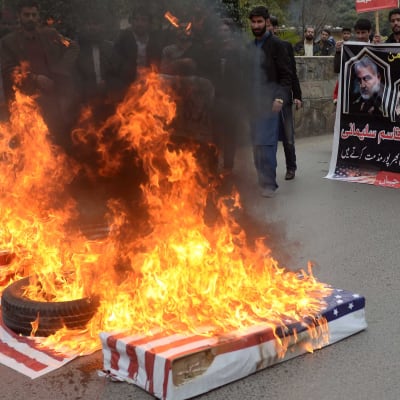 Pakistanska shiamuslimer i Islamabad, Pakistan, bränner USA:s flagga bränns 3.1.2020