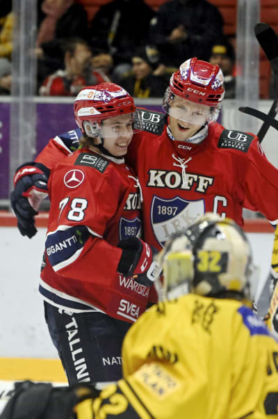 Jesse Seppälä får gratulationer på isen av Teemu Tallberg.