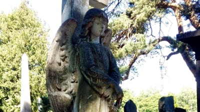 Staty på Sandudds begravningsplats.