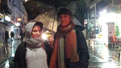 Kvinnor under paraply, regn