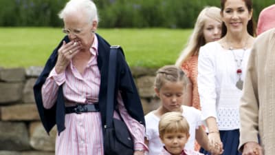 Drottning Margrethe röker en  cigarett under en promenad med svärdotter och barnbarn.