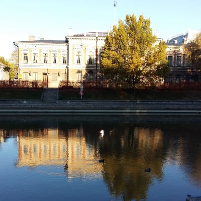 Åbo stadshus speglas i Aura å.