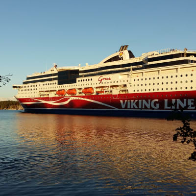 Viking Grace utanför Beckholmen i Åbo.