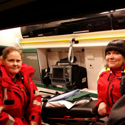 Akutvårdarna Kati Lehtimäki och Silja Hongisto i Naguambulansen.