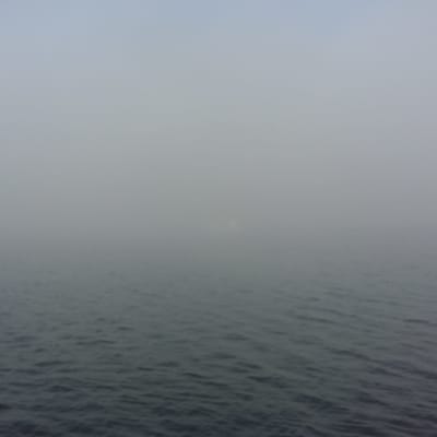 Båt i tjock dimma vid Rungoströmmen i Kimito.