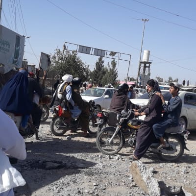 Taliban-taistelijat kerääntyvät otettuaan haltuunsa Lashkar Gahin.