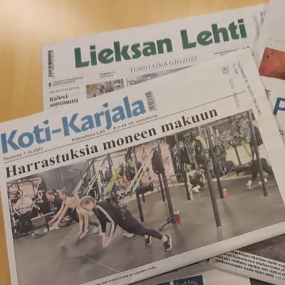 Neljä Pohjois-Karjalassa ilmestyvää paikallislehteä on levitetty pöydälle.