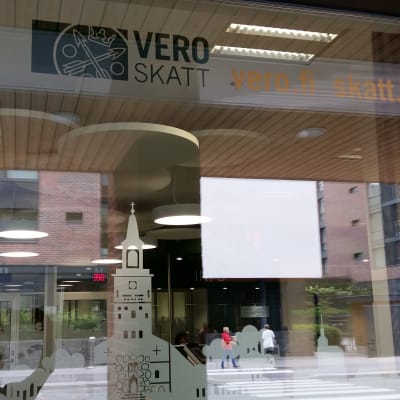 Verotoimiston ikkuna Turussa. Ikkunassa kuva tuomiokirkon silhuetista.
