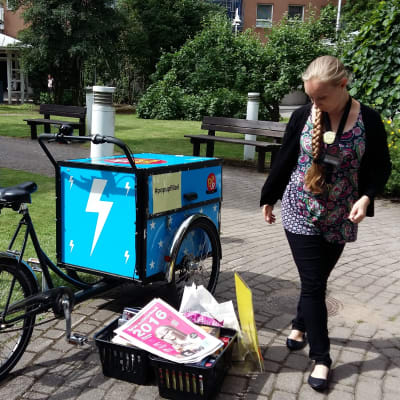 Anni Niemensivu med Åbos popup-bibliotekscykel.