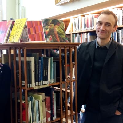 Bibliotekarierna Alice Thorburn och Elias Hillström jobbar med poesi på Stockholms stadsbibliotek.