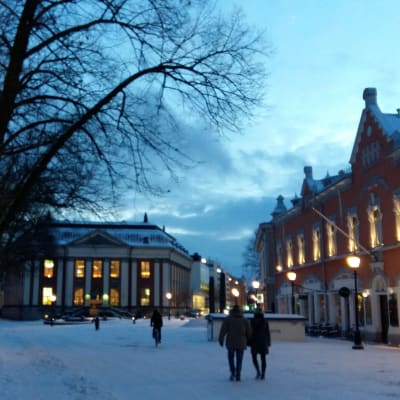 Lilltorget i Åbo med stadsbiblioteket och restaurang Tårget i vinterskrud.