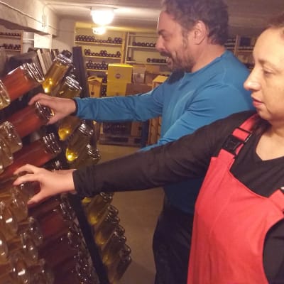 Paola Guerrero de Cohen och David Cohen utvecklar skumppa av honung
