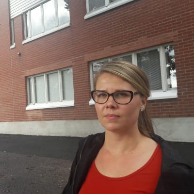 Sirpa Ahonen flytta med familj till Borgå för att hennes dotter ska få gå i en frisk skola.