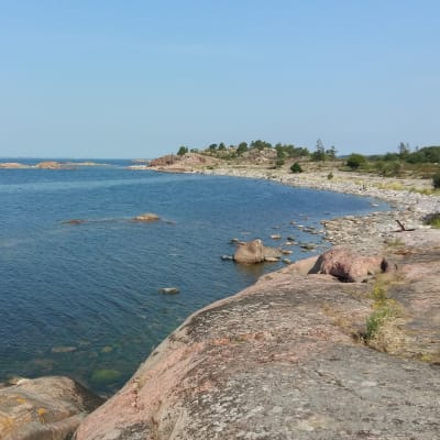 Havet, och en strand med klippor och stenar på Örö i Skärgårdshavets nationalpark.