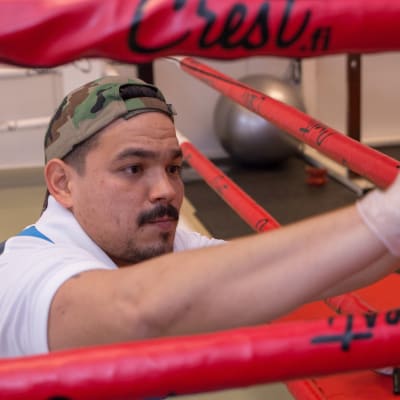 Sergio Carrera städar i en träningslokal.