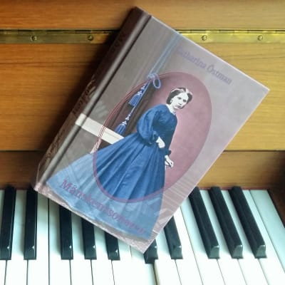 Omslaget till Catharina Östmans roman "Månskenssonaten" på ett piano.