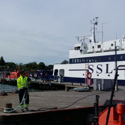 Utö fyr och M/S Aspö vid bryggan.