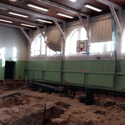 Källarvalv har grävts fram i Katedralskolans gymnastiksal.