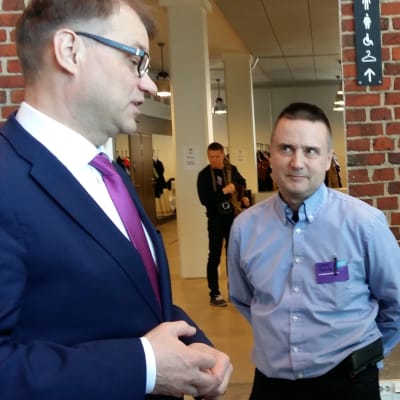 Juha Sipilä talar med unga på Konstfabriken
