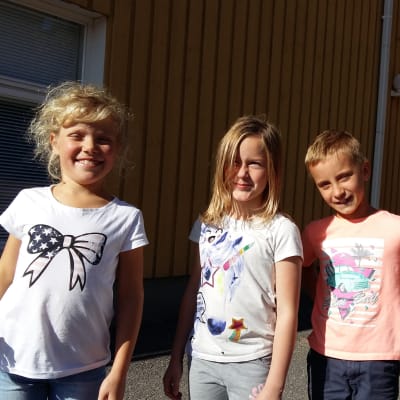 Ida-Louise Österman, Siri Karlgren, Noel Törnqvist och Anton Heikkilä i Träsk skola lär sig finska redan på åk 1 och 2.